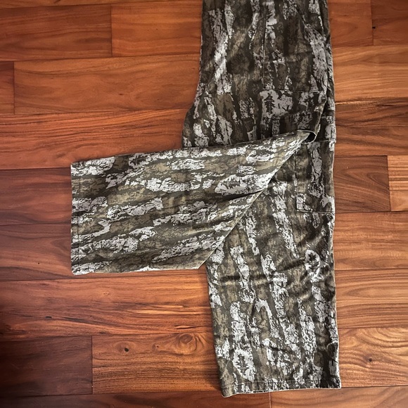 Mossy Oak Realtree Cargo Camo Pants - Picture 2 of 4